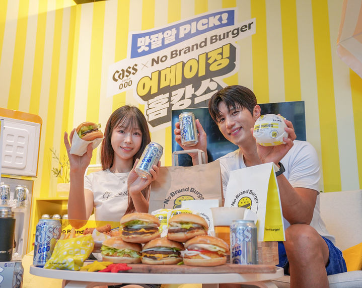 서울 성동구 성수동 노브랜드 버거 성수랩점에서 모델들이 신세계푸드의 노브랜드 버거가 카스 제로와 협업해 선보인 팝업스토어를 소개하고 있다. (사진=신세계푸드 제공) *재판매 및 DB 금지