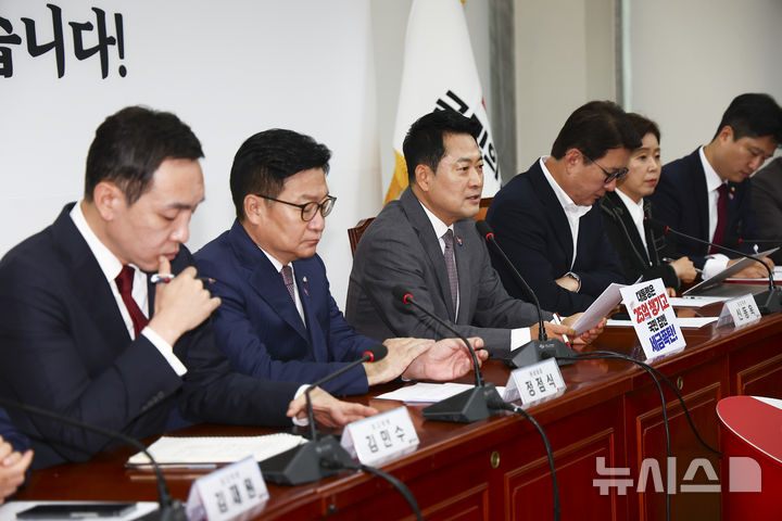 [서울=뉴시스] 김근수 기자 = 장동혁(가운데) 국민의힘 대표가 23일 오전 서울 여의도 국회에서 열린 최고위원회의에서 발언하고 있다. 2026.07.23. ks@newsis.com
