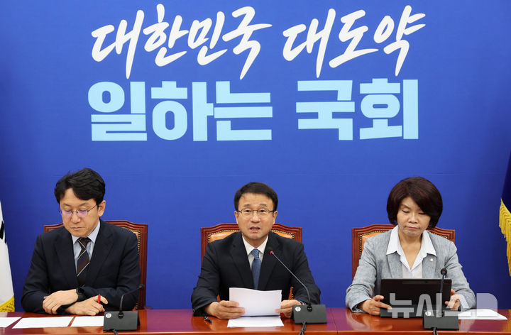 [서울=뉴시스] 고범준 기자 = 한병도 더불어민주당 대표 직무대행 겸 원내대표가 23일 서울 여의도 국회에서 열린 정책조정회의에서 발언하고 있다. 2026.07.23. bjko@newsis.com