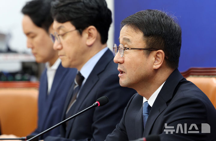 [서울=뉴시스] 고범준 기자 = 한병도 더불어민주당 대표 직무대행 겸 원내대표가 23일 서울 여의도 국회에서 열린 정책조정회의에서 발언하고 있다. 2026.07.23. bjko@newsis.com