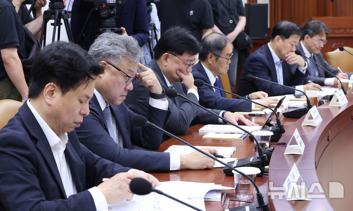 [서울=뉴시스] 조수정 기자 = 23일 오전 서울 종로구 정부서울청사에서 열린 배경훈 부총리 겸 과학기술정보통신부 장관 주재 제11회 과학기술관계장관회의에서 참석자들이 배 부총리 발언을 듣고 있다. 왼쪽부터 박인규 과학기술혁신본부장, 이주한 대통령비서실 과학기술연구비서관, 조준희 국가 AI전략위원회 산업 AX생태계분과위원장, 이용철 방위사업청장, 이형훈 보건복지부 2차관, 김성열 국가안보실 경제안보비서관. 2026.07.23. chocrystal@newsis.com