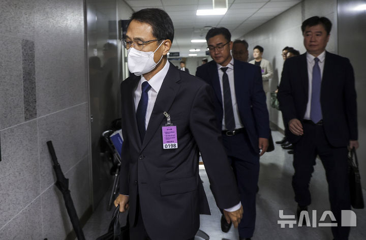 [서울=뉴시스] 정병혁 기자 = 유재성 경찰청장 직무대행이 23일 서울 여의도 국회 의원회관에서 더불어민주당 행정안전위원회-경찰청 당정 간담회에 참석하고 있다. 2026.07.23. jhope@newsis.com