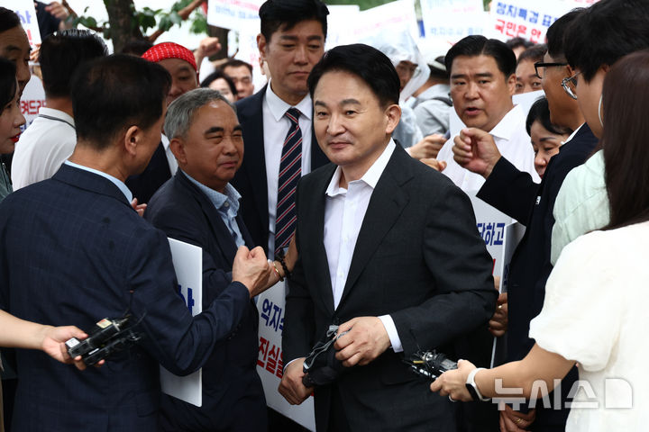 [과천=뉴시스] 고승민 기자 = 직권남용권리행사방해 혐의를 받는 원희룡 전 국토교통부 장관이 23일 경기 과천 2차 종합특별검사팀 사무실로 출석하고 있다. 2026.07.23. kkssmm99@newsis.com