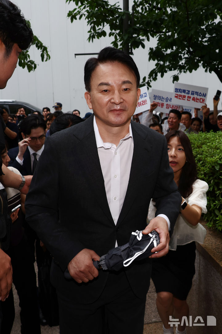 [과천=뉴시스] 고승민 기자 = 직권남용권리행사방해 혐의를 받는 원희룡 전 국토교통부 장관이 23일 경기 과천 2차 종합특별검사팀 사무실로 출석하고 있다. 2026.07.23. kkssmm99@newsis.com