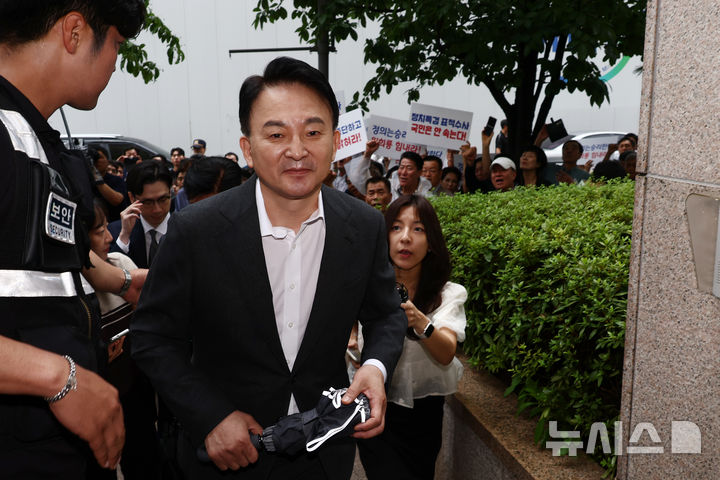 [과천=뉴시스] 고승민 기자 = 서울-양평고속도로 노선 변경 의혹을 들여다보는 2차 종합특별검사팀이 '윗선'으로 지목된 원희룡 전 국토교통부 장관을 재차 소환한다. 사진은 원 전 장관. 2026.07.29. kkssmm99@newsis.com