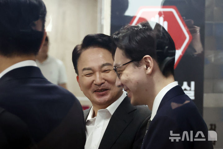 [과천=뉴시스] 고승민 기자 = 직권남용권리행사방해 혐의를 받는 원희룡 전 국토교통부 장관이 23일 경기 과천 2차 종합특별검사팀 사무실로 출석하고 있다. 2026.07.23. kkssmm99@newsis.com