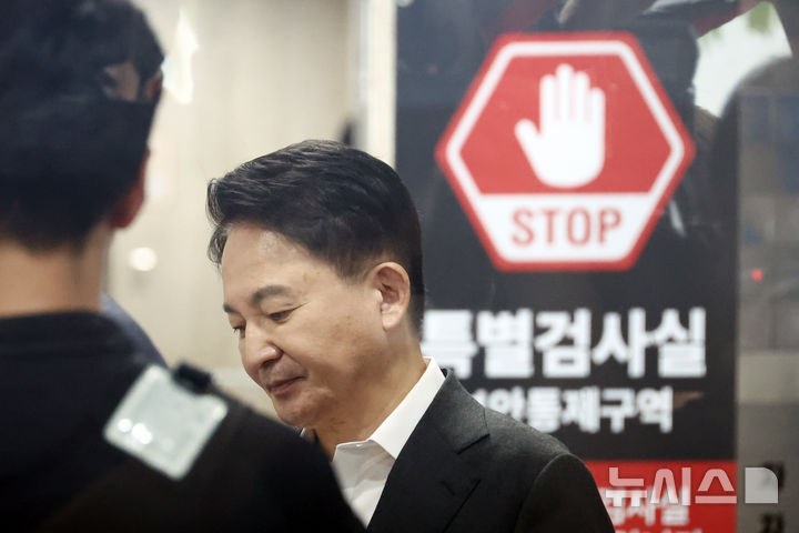 [과천=뉴시스] 고승민 기자 = 직권남용권리행사방해 혐의를 받는 원희룡 전 국토교통부 장관이 23일 경기 과천 2차 종합특별검사팀 사무실로 출석하고 있다. 2026.07.23. kkssmm99@newsis.com