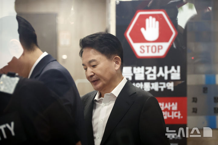 [과천=뉴시스] 고승민 기자 = 직권남용권리행사방해 혐의를 받는 원희룡 전 국토교통부 장관이 23일 경기 과천 2차 종합특별검사팀 사무실로 출석하고 있다. 2026.07.23. kkssmm99@newsis.com