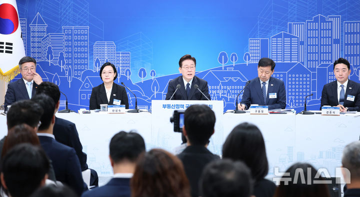 [서울=뉴시스] 김진아 기자 = 사진은 이재명 대통령이 지난달 23일 서울 여의도 KBS 별관 공개홀에서 열린 부동산정책 국민 대토론회에서 발언하고 있는 모습. (청와대통신사진기자단) 2026.07.23. bluesoda@newsis.com