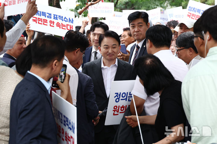 [과천=뉴시스] 고승민 기자 = 직권남용권리행사방해 혐의를 받는 원희룡 전 국토교통부 장관이 23일 경기 과천 2차 종합특별검사팀 사무실로 출석하고 있다. 2026.07.23. kkssmm99@newsis.com