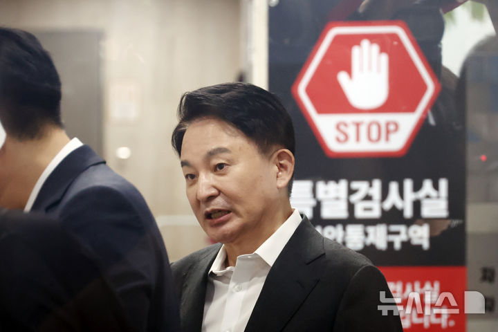 [과천=뉴시스] 고승민 기자 = 직권남용권리행사방해 혐의를 받는 원희룡 전 국토교통부 장관이 23일 경기 과천 2차 종합특별검사팀 사무실로 출석하고 있다. 2026.07.23. kkssmm99@newsis.com