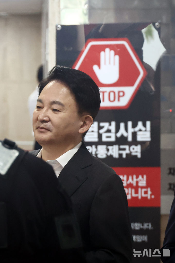 [과천=뉴시스] 고승민 기자 = 직권남용권리행사방해 혐의를 받는 원희룡 전 국토교통부 장관이 23일 경기 과천 2차 종합특별검사팀 사무실로 출석하고 있다. 2026.07.23. kkssmm99@newsis.com