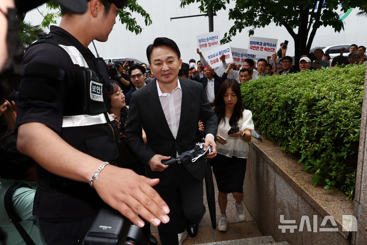 [과천=뉴시스] 고승민 기자 = 직권남용권리행사방해 혐의를 받는 원희룡 전 국토교통부 장관이 23일 경기 과천 2차 종합특별검사팀 사무실로 출석하고 있다. 2026.07.23. kkssmm99@newsis.com