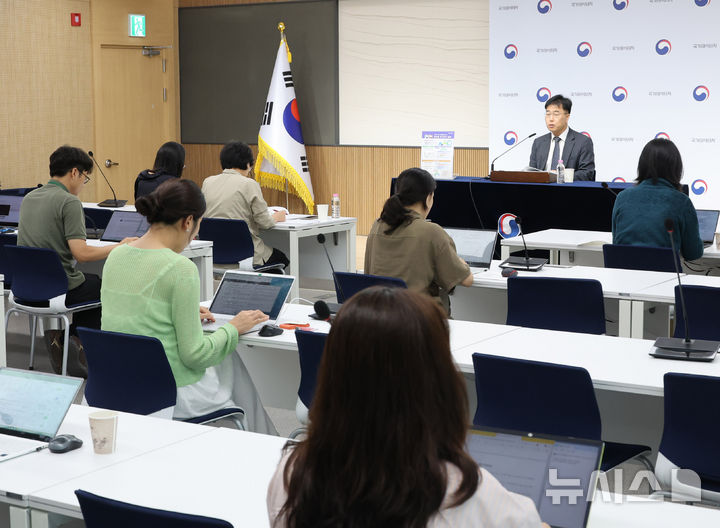 [세종=뉴시스] 배훈식 기자 = 김락현 국가테이터처 고용통계과장이 지난 23일 오전 세종시 정부세종청사에서 2026년 5월 경제활동인구조사 청년층 부가조사 결과를 발표하고 있다. 2026.07.23. dahora83@newsis.com