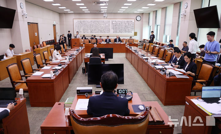 [서울=뉴시스] 고범준 기자 = 김승원 법사위 법안심사1소위원회 위원장이 23일 서울 여의도 국회에서 법제사법위원회 법안심사제1소위원회를 주재하고 있다. 2026.07.23. bjko@newsis.com