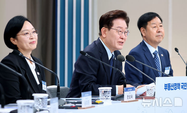[서울=뉴시스] 김진아 기자 = 이재명 대통령이 지난달 23일 서울 여의도 KBS 별관 공개홀에서 열린 부동산정책 국민 대토론회에서 발언하고 있다. 왼쪽부터 한성숙 국무총리, 이 대통령, 구윤철 경제부총리 겸 재정경제부 장관, 강훈식 비서실장. (청와대통신사진기자단) 2026.07.23. bluesoda@newsis.com