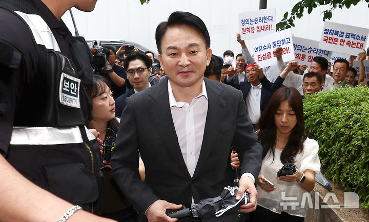 [과천=뉴시스] 고승민 기자 = 직권남용권리행사방해 혐의를 받는 원희룡 전 국토교통부 장관이 23일 경기 과천 2차 종합특별검사팀 사무실로 출석하고 있다. 2026.07.23. kkssmm99@newsis.com