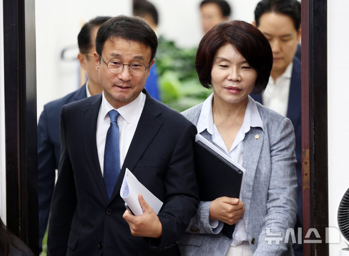 [서울=뉴시스] 고범준 기자 = 한병도 더불어민주당 대표 직무대행 겸 원내대표와 한정애 정책위의장이 23일 서울 여의도 국회에서 열린 정책조정회의에 참석하고 있다. 2026.07.23. bjko@newsis.com