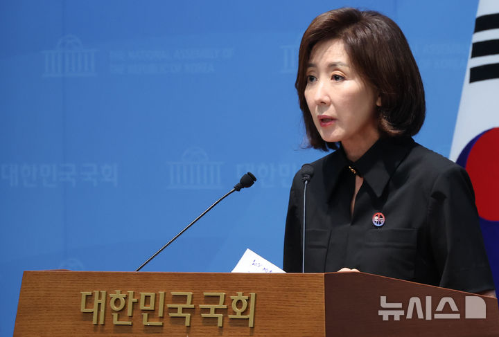 [서울=뉴시스] 최진석 기자 = 나경원 국민의힘 의원이 23일 서울 여의도 국회 소통관에서 오세훈 서울시장 1심 유죄 선고 관련 기자회견을 하고 있다. 2026.07.23. myjs@newsis.com