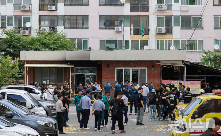 [경산=뉴시스] 이무열 기자 = 23일 오전 8시 29분께 경북 경산시 사동 한 아파트 관리사무소에서 폭발 추정 사고가 발생해 당국이 화재 현장을 살펴보고 있다. 2026.07.23. lmy@newsis.com