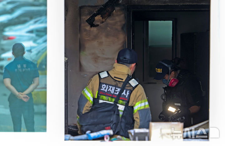 [경산=뉴시스] 이무열 기자 = 23일 오전 8시 29분께 경북 경산시 사동 한 아파트 관리사무소에서 폭발 추정 사고가 발생해 당국이 화재 현장을 살펴보고 있다. 2026.07.23. lmy@newsis.com
