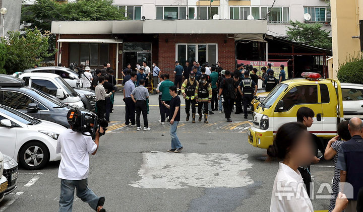 [경산=뉴시스] 이무열 기자 = 23일 오전 8시 29분께 경북 경산시 사동 한 아파트 관리사무소에서 폭발 추정 사고가 발생해 당국이 화재 현장을 살펴보고 있다. 2026.07.23. lmy@newsis.com