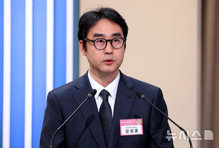 [서울=뉴시스] 김진아 기자 = 강성훈 한양대학교 정책학과 교수가 23일 서울 여의도 KBS 별관에서 열린 부동산정책 국민 대토론회에서 세제관련 '합리적 부동산 조세정책 설계를 위한 현황과 쟁점'을 주제로 발제를 하고 있다. (청와대통신사진기자단) 2026.07.23. bluesoda@newsis.com
