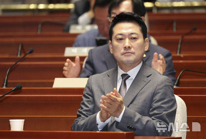 [서울=뉴시스] 김근수 기자 = 장동혁 국민의힘 대표가 23일 오전 서울 여의도 국회에서 열린 국민의힘 의원총회에서 박수를 치고 있다. 2026.07.23. ks@newsis.com