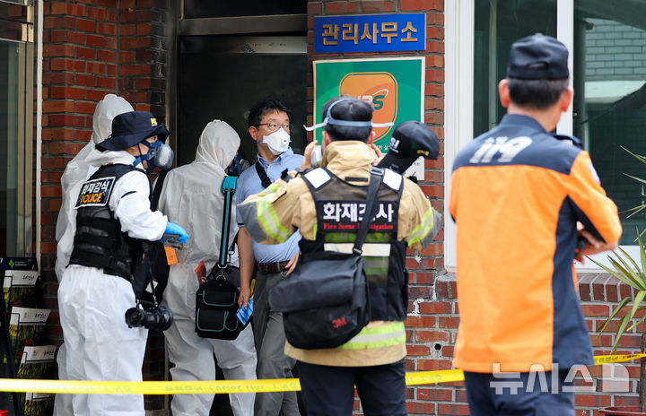 [경산=뉴시스] 이무열 기자 = 23일 오전 8시 29분께 경북 경산시 사동 한 아파트 관리사무소에서 폭발 추정 사고가 발생해 대구경찰청 과학수사대 등 관계자들이 화재 감식을 위해 이동하고 있다. 2026.07.23. lmy@newsis.com