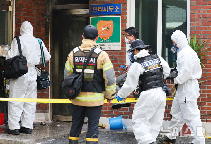 [경산=뉴시스] 이무열 기자 = 23일 오전 8시 29분께 경북 경산시 사동 한 아파트 관리사무소에서 폭발 추정 사고가 발생해 대구경찰청 과학수사대 등 관계자들이 화재 감식을 위해 이동하고 있다. 2026.07.23. lmy@newsis.com