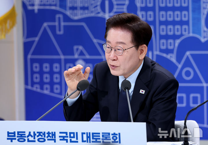 [서울=뉴시스] 김진아 기자 = 이재명 대통령이 23일 서울 여의도 KBS 별관에서 열린 부동산정책 국민 대토론회에서 발언하고 있다. (청와대통신사진기자단) 2026.07.23. bluesoda@newsis.com