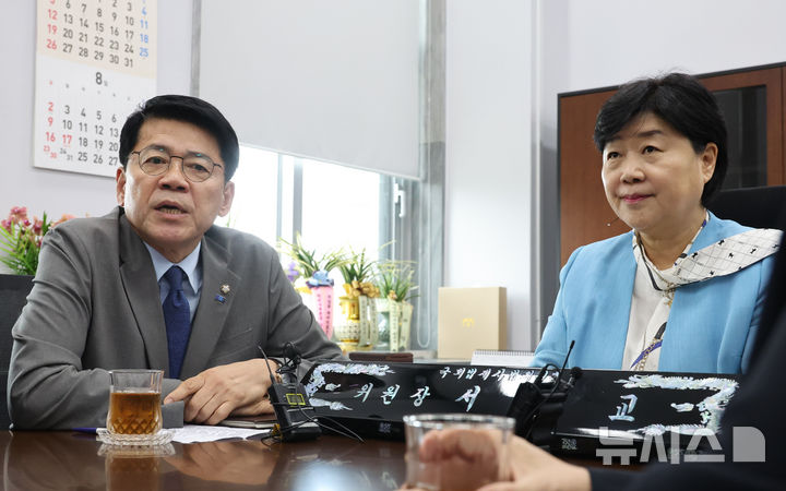 [서울=뉴시스] 최진석 기자 = 김준형(왼쪽) 조국혁신당 당대표 권한대행 겸 원내대표가 23일 여의도 국회 법제사법위원장실에서 서영교 법사위원장과 면담하고 있다. 2026.07.23. myjs@newsis.com