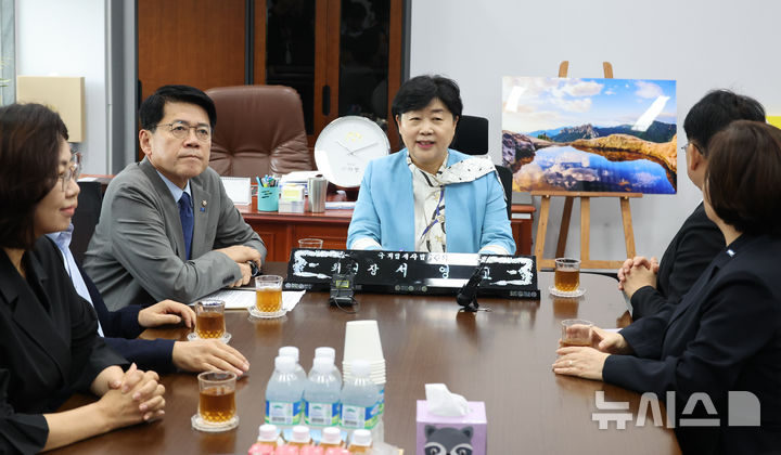 [서울=뉴시스] 최진석 기자 = 서영교 국회 법사위원장이 23일 여의도 국회 법제사법위원장실에서 김준형 조국혁신당 당대표 권한대행 겸 원내대표를 비롯한 조국혁신당 의원단을 면담하고 있다. 2026.07.23. myjs@newsis.com