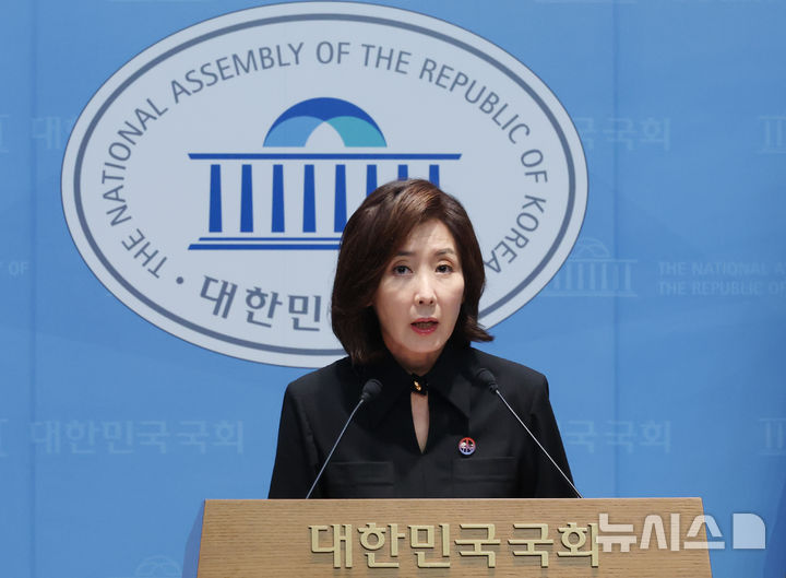 [서울=뉴시스] 최진석 기자 = 나경원 국민의힘 의원이 23일 서울 여의도 국회 소통관에서 오세훈 서울시장 1심 유죄 선고 관련 기자회견을 하고 있다. 2026.07.23. myjs@newsis.com