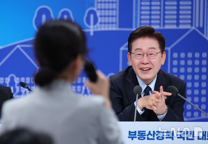[서울=뉴시스] 김진아 기자 = 이재명 대통령이 23일 서울 여의도 KBS 별관에서 열린 부동산정책 국민 대토론회에서 참석자의 발언을 들으며 미소짓고 있다. (청와대통신사진기자단) 2026.07.23. bluesoda@newsis.com