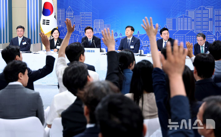 [서울=뉴시스] 김진아 기자 = 이재명 대통령이 23일 서울 여의도 KBS 별관에서 열린 부동산정책 국민 대토론회에서 참석자들의 질문을 받고 있다. (청와대통신사진기자단) 2026.07.23. bluesoda@newsis.com
