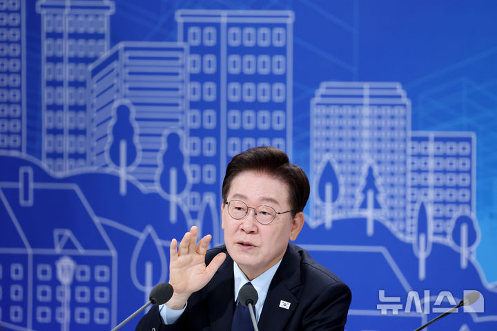 [서울=뉴시스] 김진아 기자 = 이재명 대통령이 23일 서울 여의도 KBS 별관에서 열린 부동산정책 국민 대토론회에서 발언하고 있다. (청와대통신사진기자단) 2026.07.23. bluesoda@newsis.com