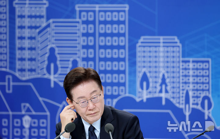 [서울=뉴시스] 김진아 기자 = 이재명 대통령이 23일 서울 여의도 KBS 별관에서 열린 부동산정책 국민 대토론회에서 고심하고 있다. (청와대통신사진기자단) 2026.07.23. bluesoda@newsis.com