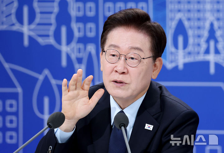 [서울=뉴시스] 김진아 기자 = 이재명 대통령이 23일 서울 여의도 KBS 별관에서 열린 부동산정책 국민 대토론회에서 발언하고 있다. (청와대통신사진기자단) 2026.07.23. bluesoda@newsis.com