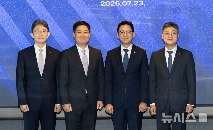 [서울=뉴시스] 조성우 기자 = 배경훈 부총리 겸 과학기술정보통신부 장관이 23일 서울 중구 SKT타워에서 열린 이동통신 3사 CEO 간담회에서 3사 대표들과 기념촬영하고 있다. 왼쪽부터 박윤영 KT 대표, 홍범식 LG유플러스 대표, 배경훈 부총리, 정재헌 SK텔레콤 대표. (공동취재) 2026.07.23. photo@newsis.com