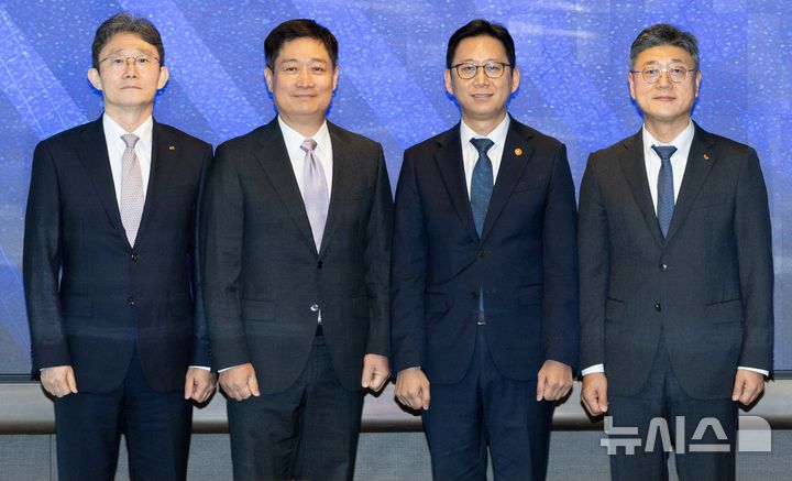 [서울=뉴시스] 조성우 기자 = 배경훈 부총리 겸 과학기술정보통신부 장관이 23일 서울 중구 SKT타워에서 열린 이동통신 3사 CEO 간담회에서 3사 대표들과 기념촬영하고 있다. 왼쪽부터 박윤영 KT 대표, 홍범식 LG유플러스 대표, 배경훈 부총리, 정재헌 SK텔레콤 대표. (공동취재) 2026.07.23. photo@newsis.com