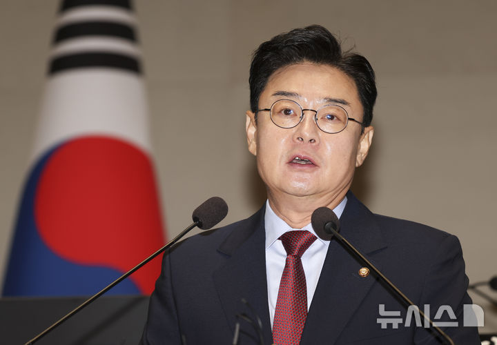 [서울=뉴시스] 김근수 기자 = 국회 산업통상자원중소벤처기업위원장 후보자로 선출된 김성원 국민의힘 의원이 23일 오전 서울 여의도 국회에서 열린 상임위원장 후보자 선출 의원총회에서 소감을 밝히고 있다. 2026.07.23. ks@newsis.com