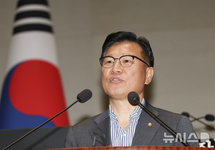 [서울=뉴시스] 김근수 기자 = 국회 정보위원장으로 선출된 이양수 국민의힘 의원이 23일 오전 서울 여의도 국회에서 열린 국민의힘 상임위원장 후보자 선출 의원총회에서 소감을 밝히고 있다. 2026.07.23. ks@newsis.com