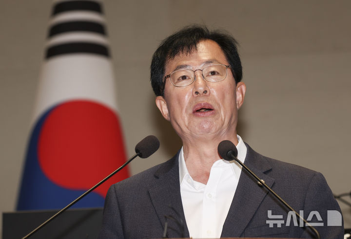 [서울=뉴시스] 김근수 기자 = 국회 보건복지위원장 후보자로 선출된 이만희 국민의힘 의원이 23일 오전 서울 여의도 국회에서 열린 상임위원장 후보자 선출 의원총회에서 소감을 밝히고 있다. 2026.07.23. ks@newsis.com