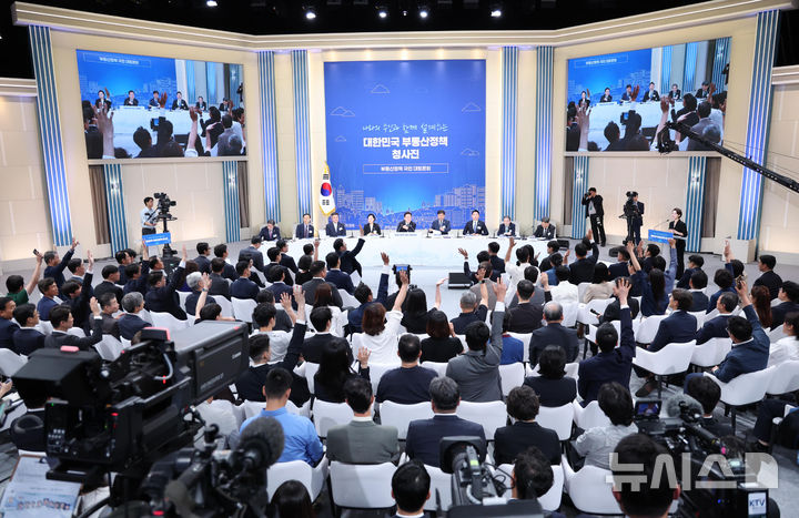 [서울=뉴시스] 김진아 기자 = 이재명 대통령이 23일 서울 여의도 KBS 별관에서 열린 부동산정책 국민 대토론회에서 참석자들의 질문을 받고 있다. (청와대통신사진기자단) 2026.07.23. bluesoda@newsis.com