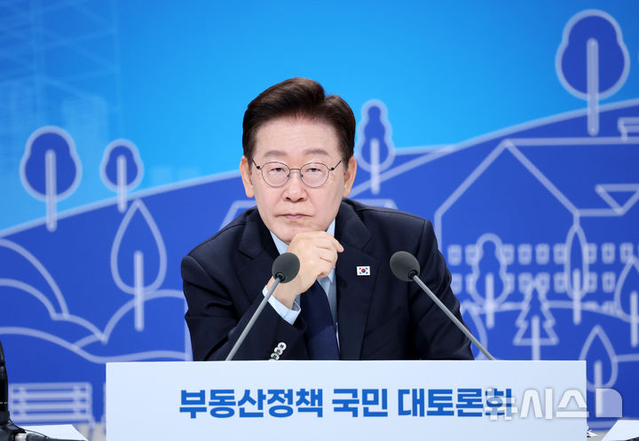 [서울=뉴시스] 김진아 기자 = 이재명 대통령이 23일 서울 여의도 KBS 별관에서 열린 부동산정책 국민 대토론회에서 참석자들의 질문을 경청하고 있다. (청와대통신사진기자단) 2026.07.23. bluesoda@newsis.com
