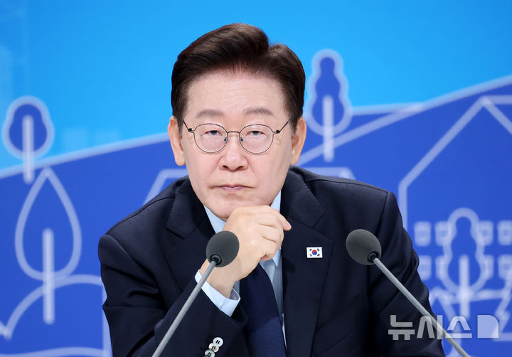 [서울=뉴시스] 김진아 기자 = 이재명 대통령이 23일 서울 여의도 KBS 별관에서 열린 부동산정책 국민 대토론회에서 참석자들의 질문을 경청하고 있다. (청와대통신사진기자단) 2026.07.23. bluesoda@newsis.com