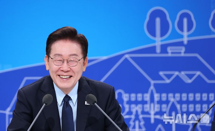 [서울=뉴시스] 김진아 기자 = 이재명 대통령이 23일 서울 여의도 KBS 별관에서 열린 부동산정책 국민 대토론회에서 참석자의 발언을 들으며 미소짓고 있다. (청와대통신사진기자단) 2026.07.23. bluesoda@newsis.com