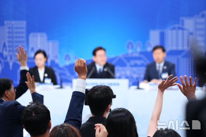 [서울=뉴시스] 김진아 기자 = 23일 서울 여의도 KBS 별관에서 열린 부동산정책 국민 대토론회에서 참석자들이 발언을 하기 위해 손을 들고 있다. (청와대통신사진기자단) 2026.07.23. bluesoda@newsis.com