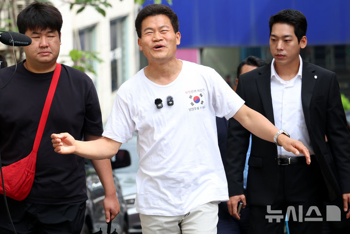 [서울=뉴시스] 박영태 기자 = 전 한국사 강사 전한길이 23일 서울 동작구 서울경찰청 광역범죄수사대에서 피의자 신분 조사를 받기위해 들어서고 있다. 2026.07.23. since1999@newsis.com